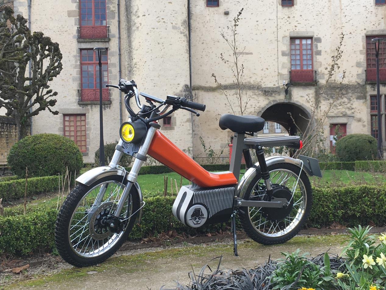 Mobylette électrique Barrolex de profil — carrosserie orange brûlé