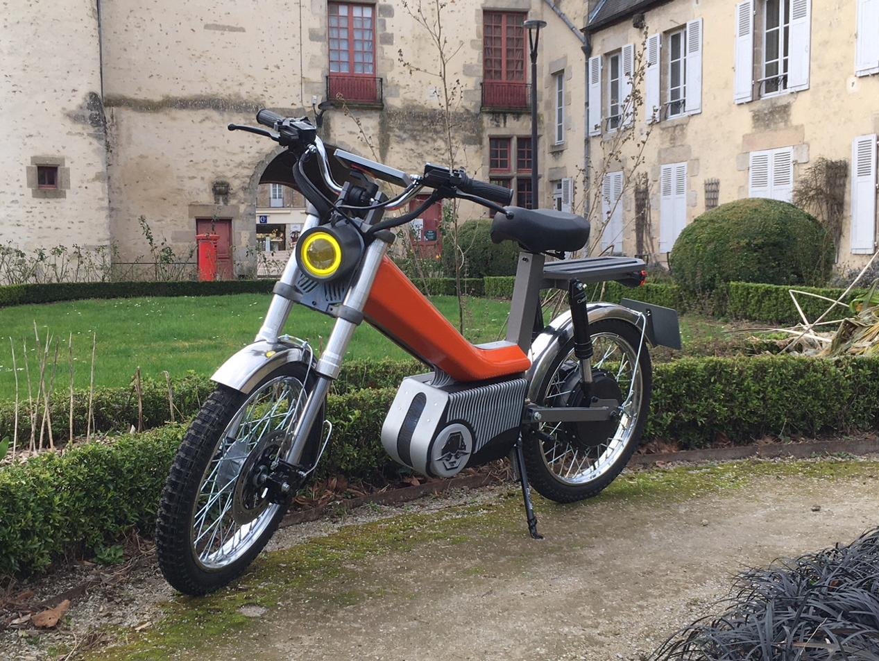 Mobylette électrique néo-rétro Barrolex — détails alu brossé et phare jaune